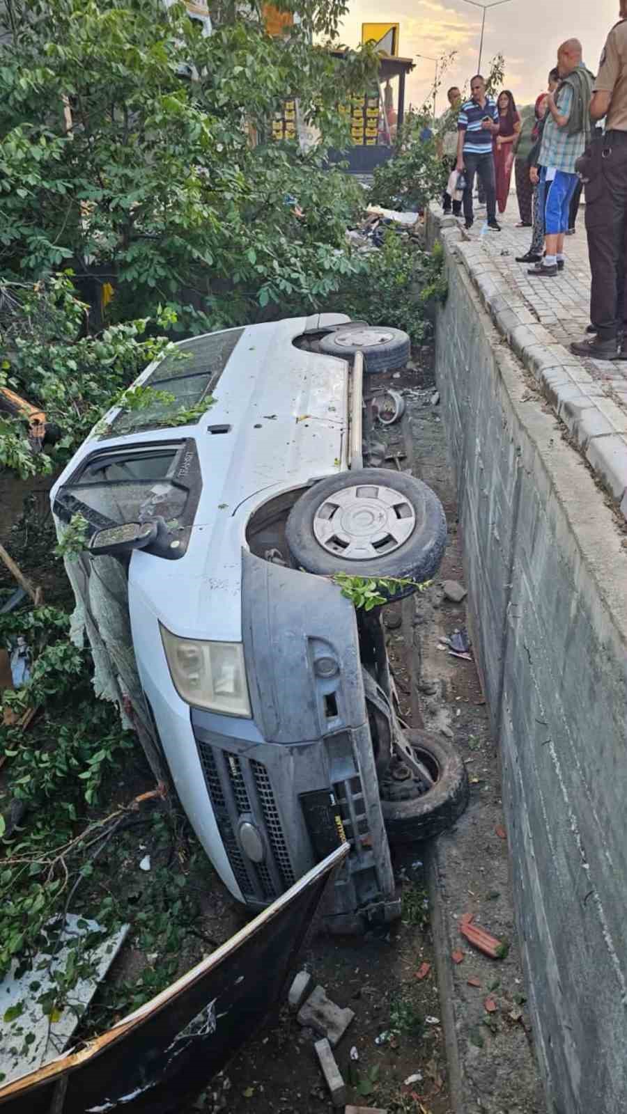 Elazığ’da minibüs bahçeye uçtu