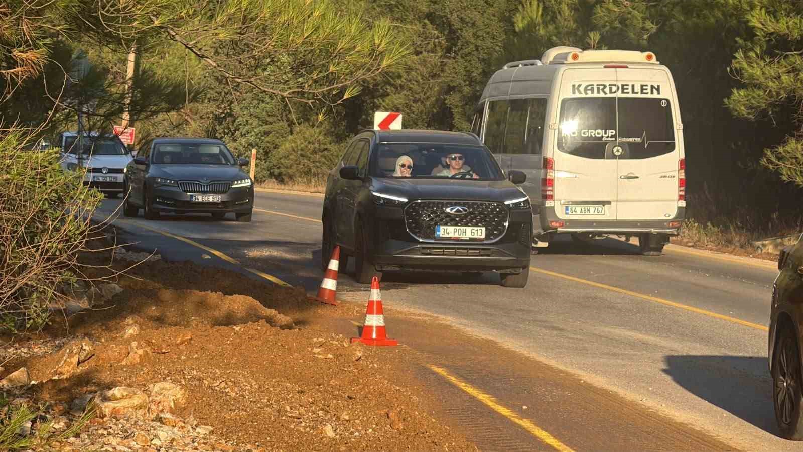 Bodrum’da ana isale hattı patladı, su metrelerce yükseldi: Fırlayan taşlar lüks aracın camını parçaladı