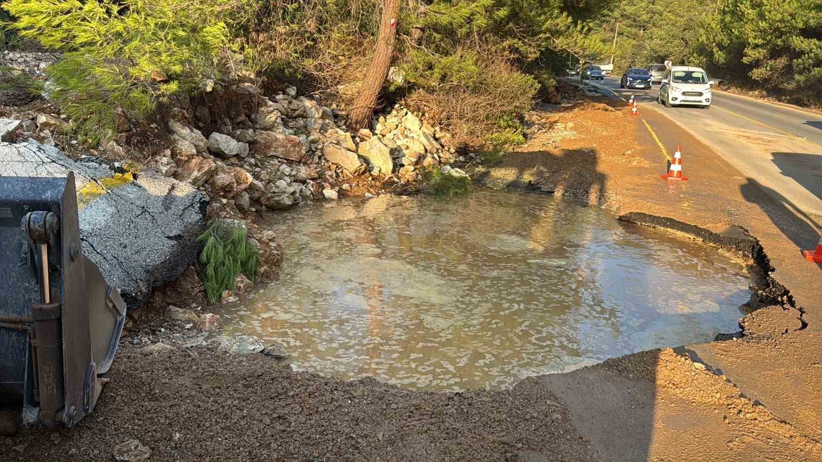 Bodrum’da ana isale hattı patladı, su metrelerce yükseldi: Fırlayan taşlar lüks aracın camını parçaladı
