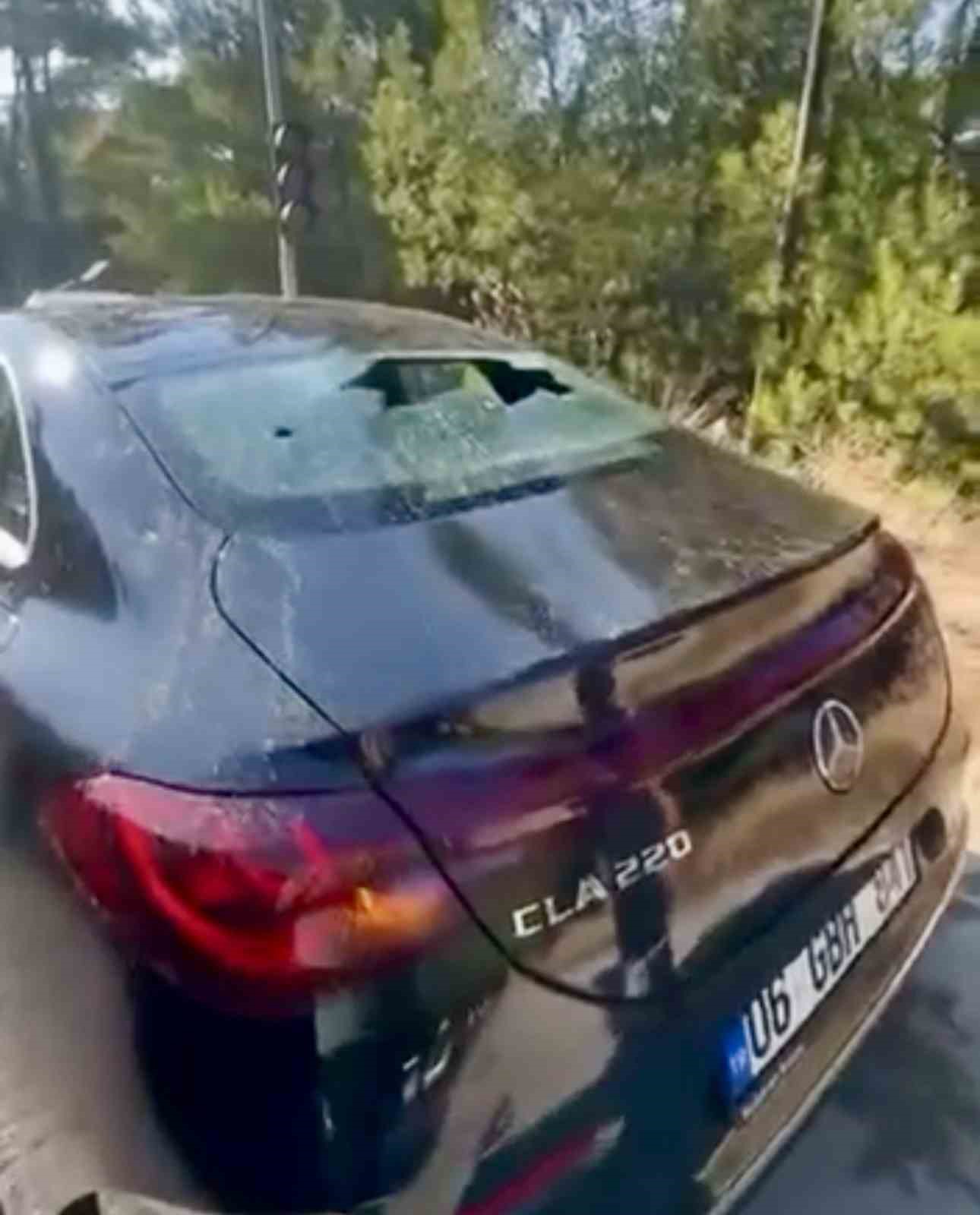 Bodrum’da ana isale hattı patladı, su metrelerce yükseldi: Fırlayan taşlar lüks aracın camını parçaladı