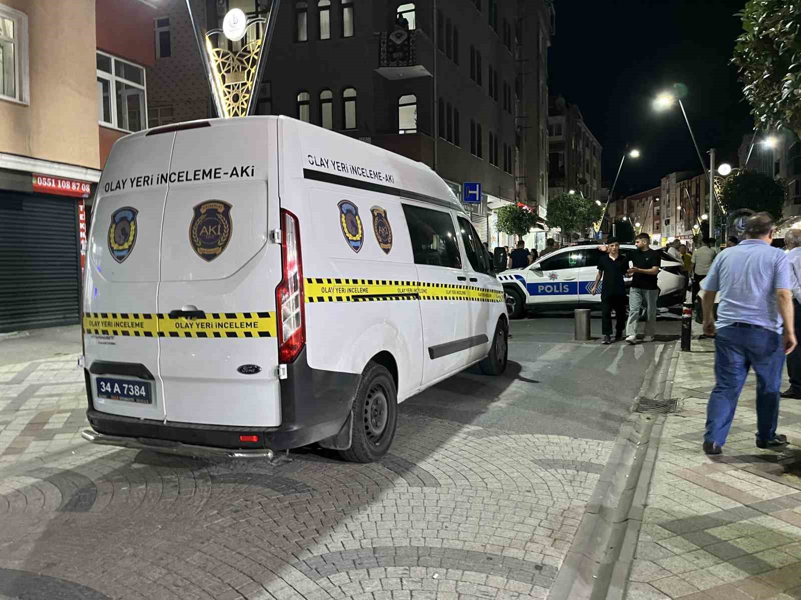 Bağcılar’da komşusunu bıçaklayıp, sokağa rastgele ateş açtı: 4 yaralı