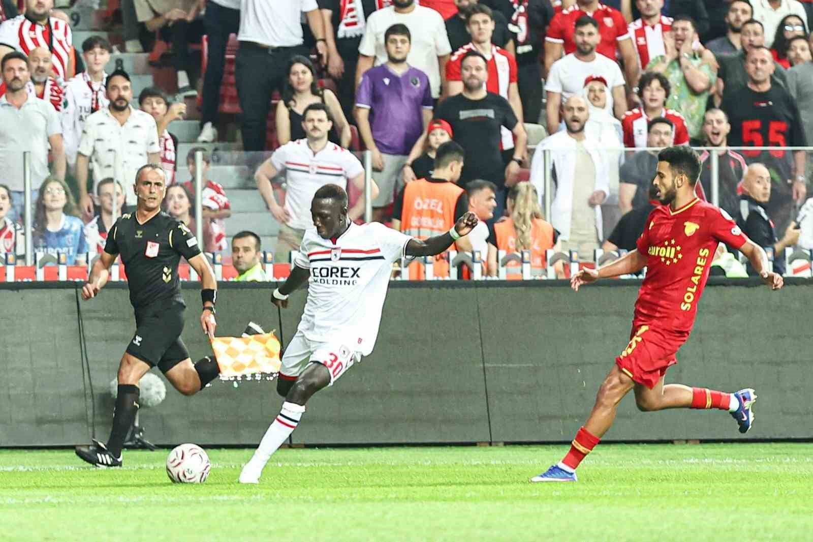 Trendyol Süper Lig: Samsunspor: 2 - Göztepe: 1 (İlk yarı)