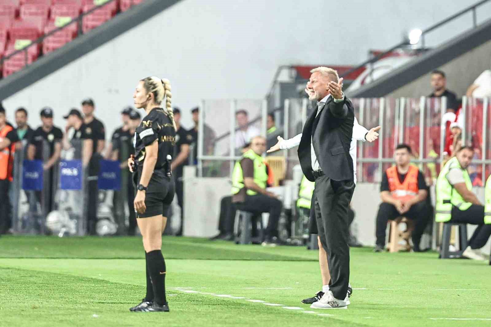 Trendyol Süper Lig: Samsunspor: 2 - Göztepe: 1 (İlk yarı)