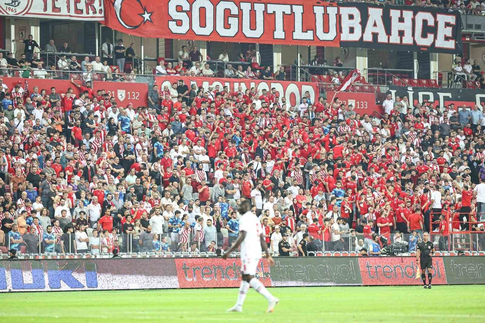 Trendyol Süper Lig: Samsunspor: 2 - Göztepe: 1 (İlk yarı)