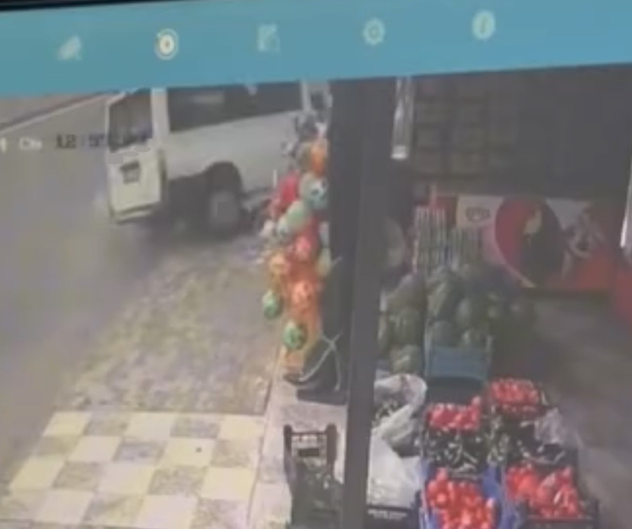 Kontrolden çıkan minibüs evin bahçesine düştü: O anlar kamerada