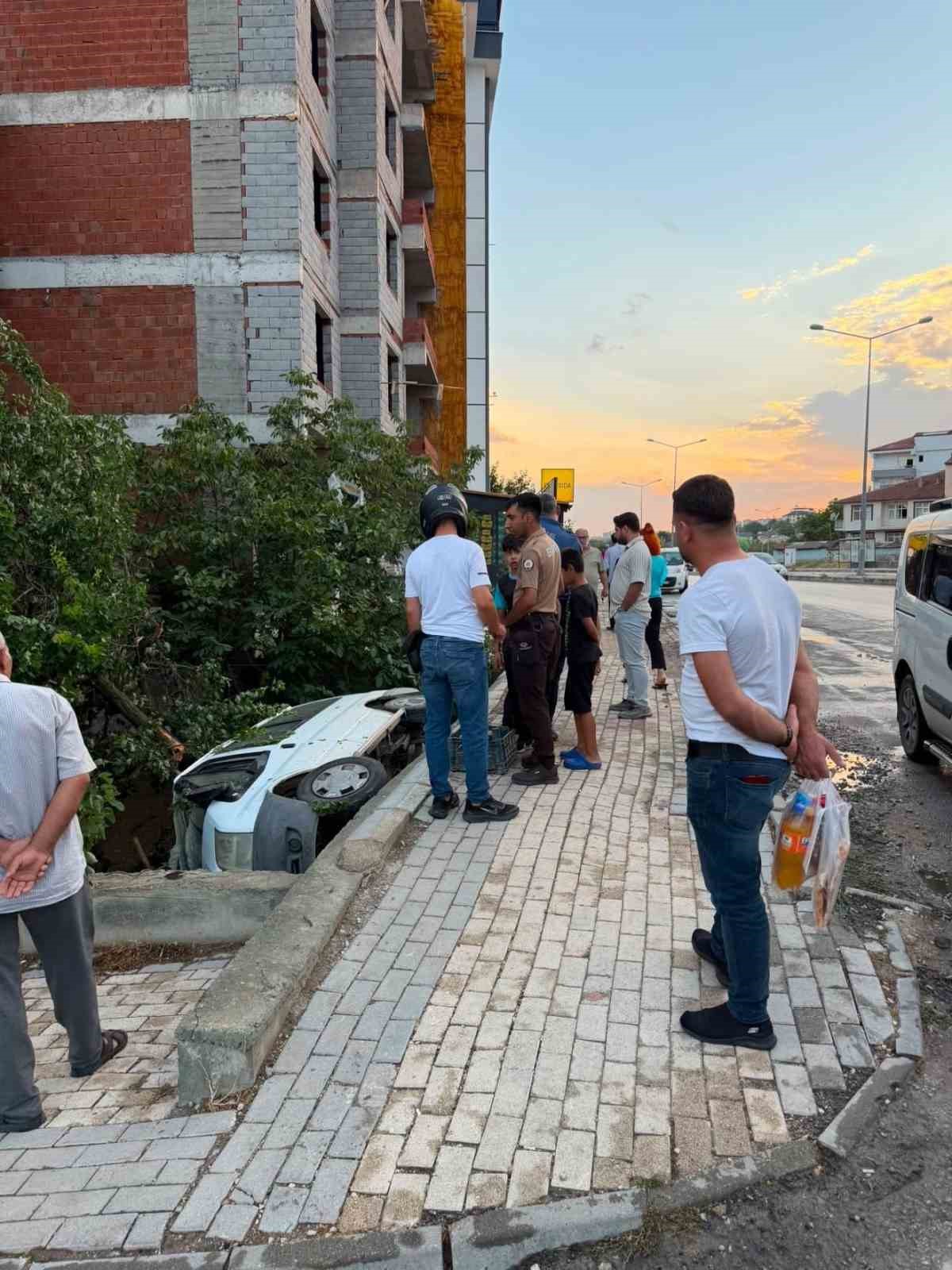 Kontrolden çıkan minibüs evin bahçesine düştü: O anlar kamerada