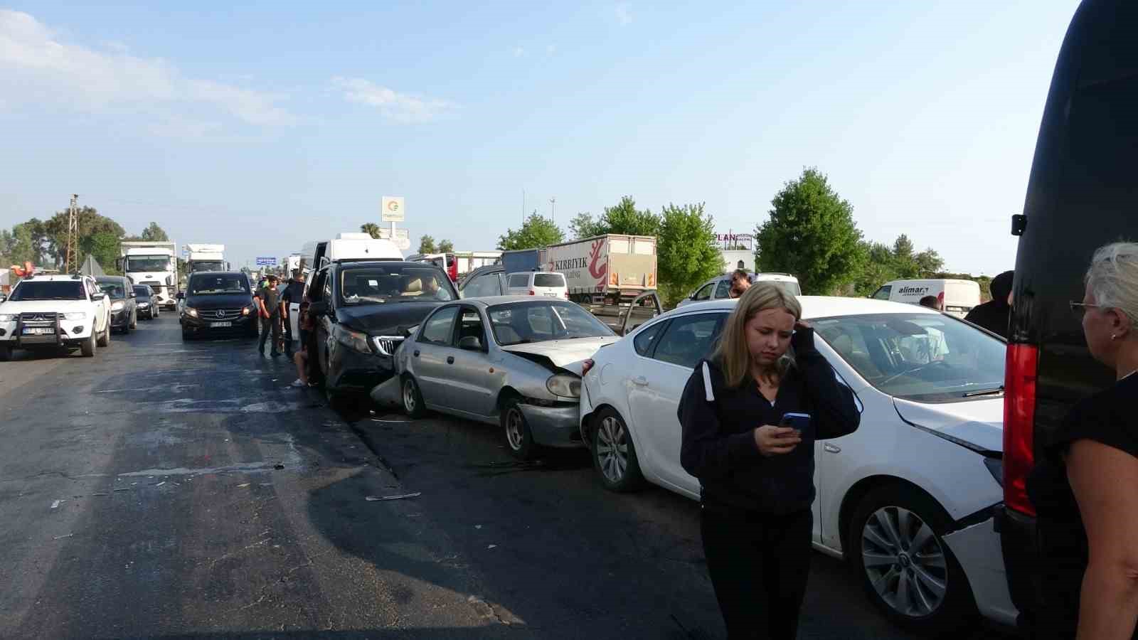 Antalya’da feci kazada ortalık savaş alanına döndü: 17 yaralı