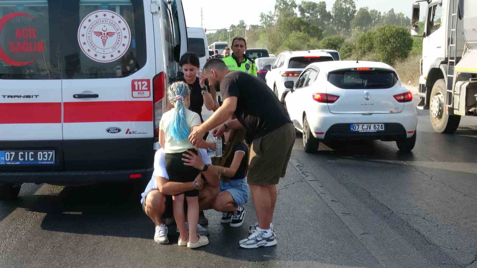 Antalya’da feci kazada ortalık savaş alanına döndü: 17 yaralı