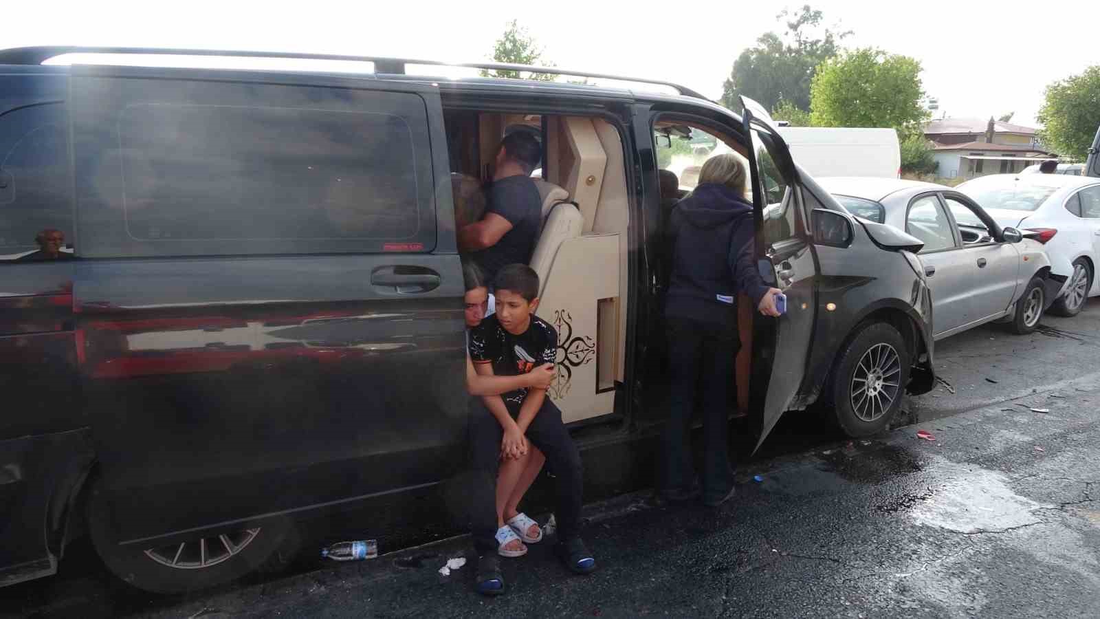 Antalya’da feci kazada ortalık savaş alanına döndü: 17 yaralı