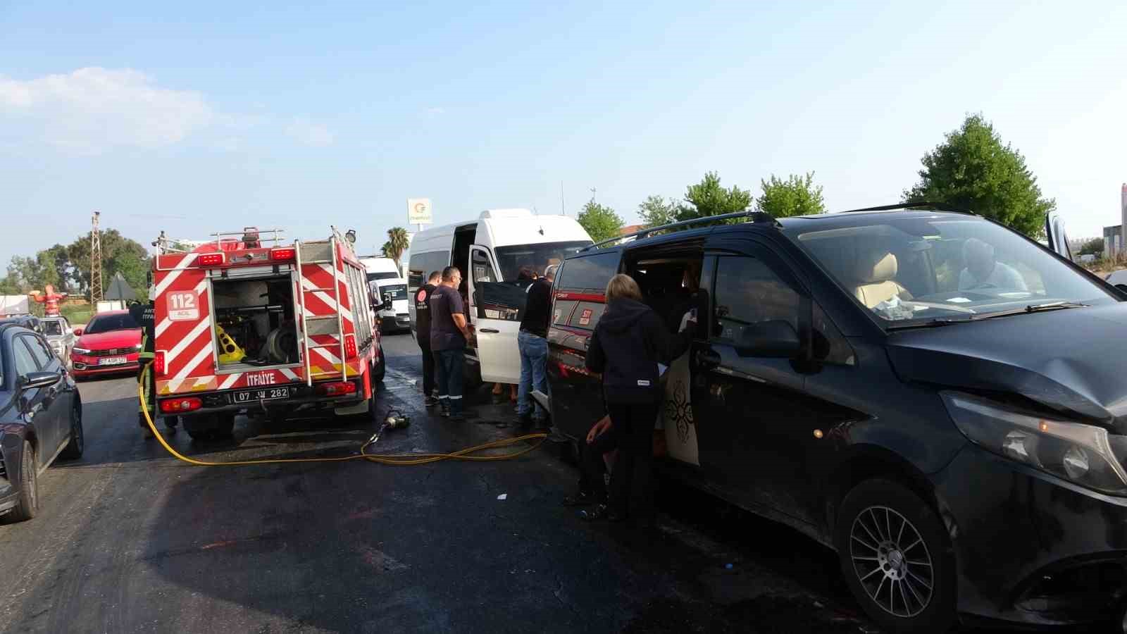 Antalya’da feci kazada ortalık savaş alanına döndü: 17 yaralı