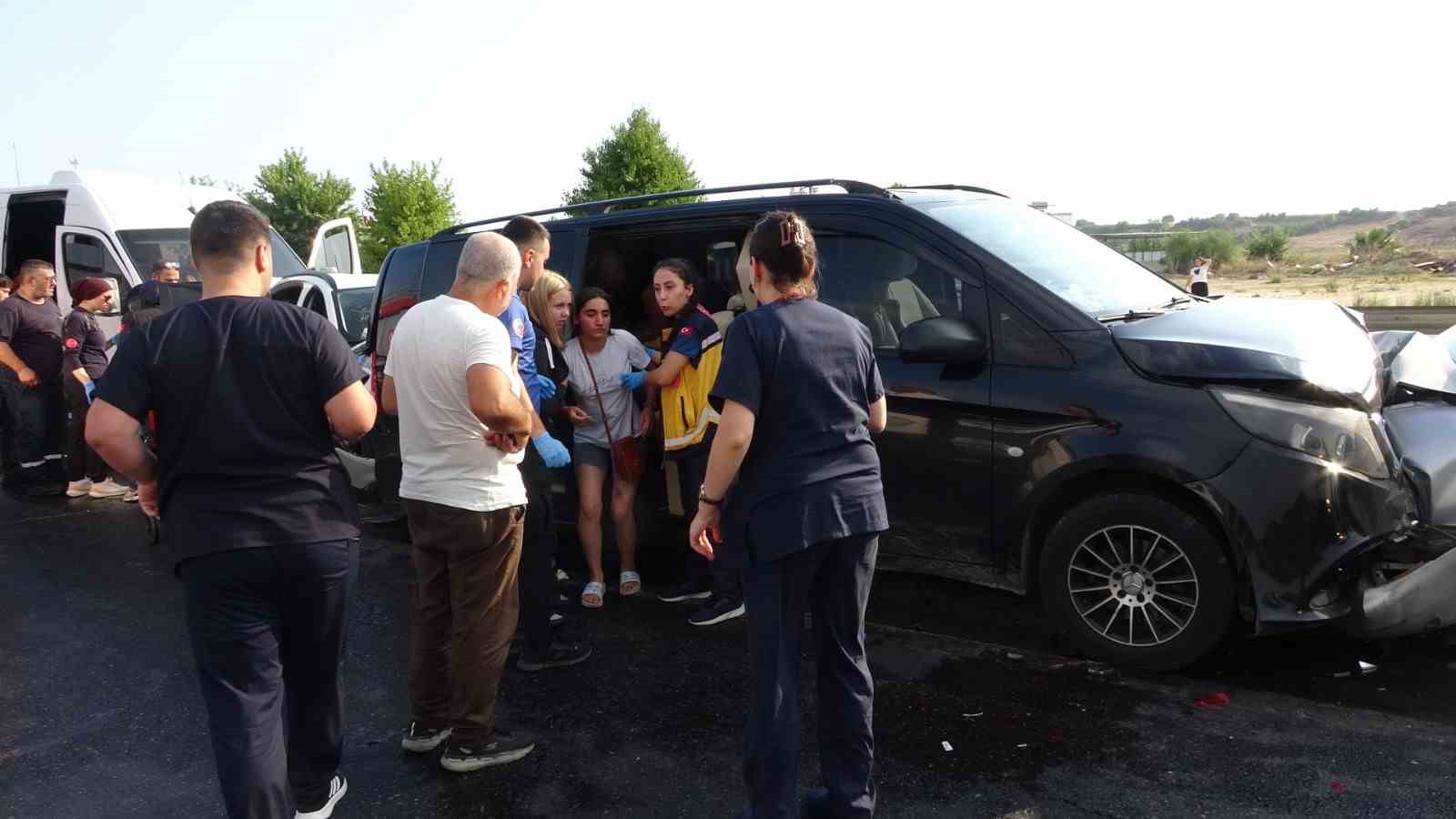 Antalya’da feci kazada ortalık savaş alanına döndü: 17 yaralı