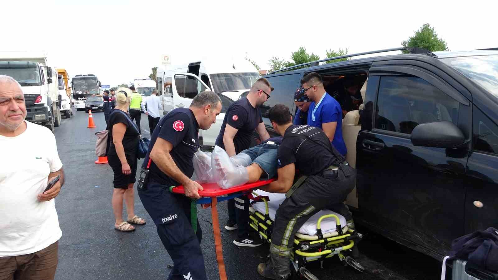 Antalya’da feci kazada ortalık savaş alanına döndü: 17 yaralı