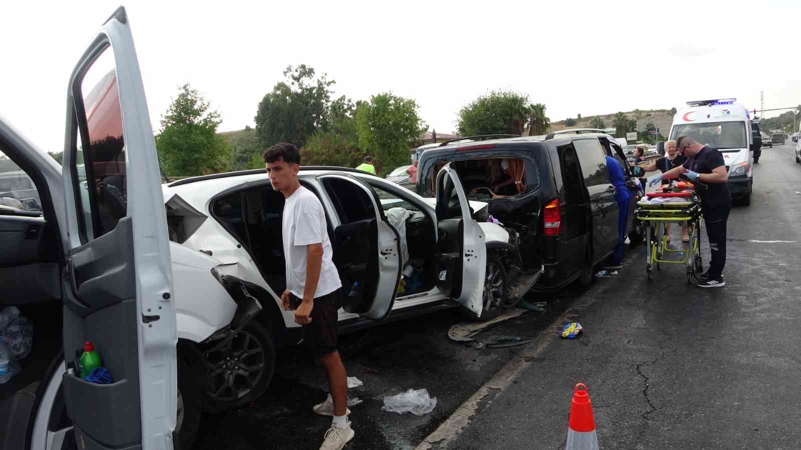 Antalya’da feci kazada ortalık savaş alanına döndü: 17 yaralı
