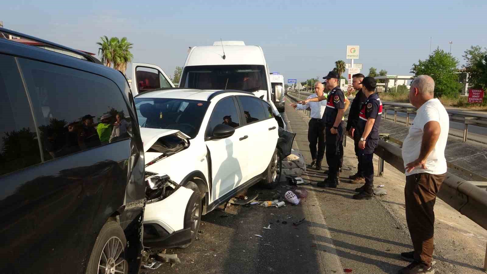 Antalya’da feci kazada ortalık savaş alanına döndü: 17 yaralı