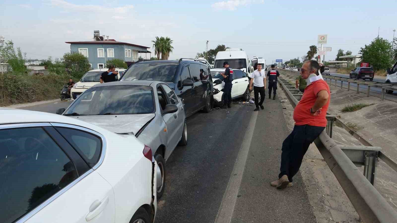 Antalya’da feci kazada ortalık savaş alanına döndü: 17 yaralı