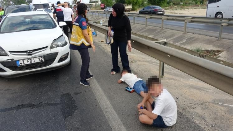 Antalya’da feci kazada ortalık savaş alanına döndü: 17 yaralı