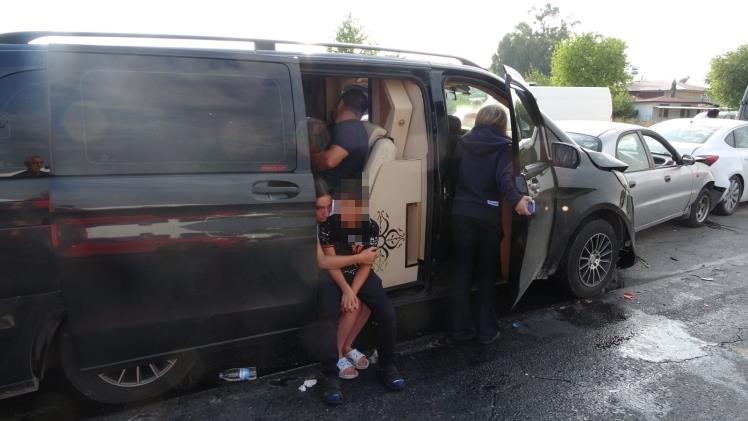 Antalya’da feci kazada ortalık savaş alanına döndü: 17 yaralı