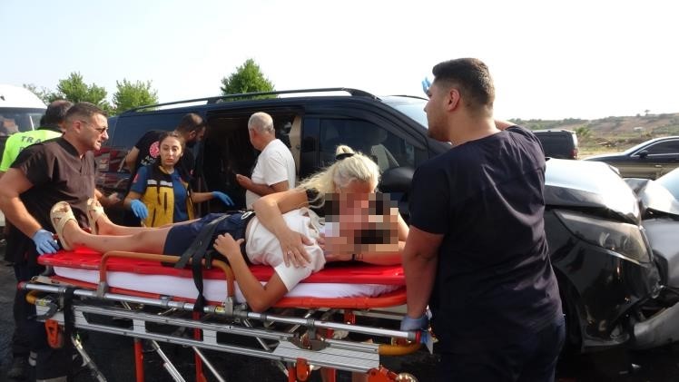 Antalya’da feci kazada ortalık savaş alanına döndü: 17 yaralı