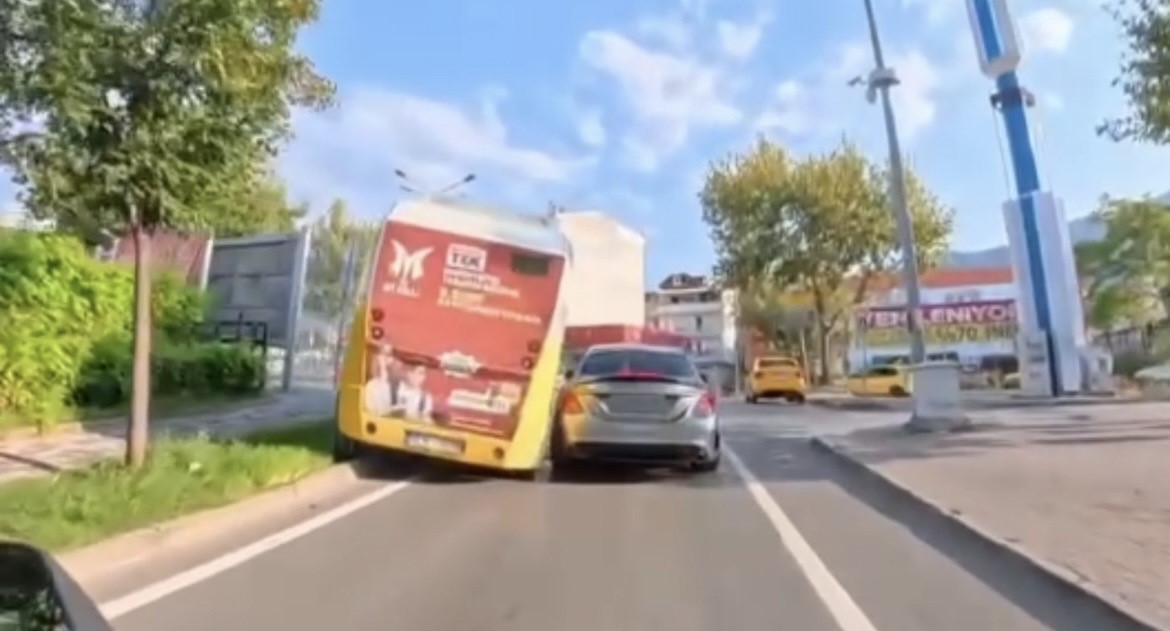 Seyir halindeki halk otobüsü direğe çarptı: O anlar kamerada