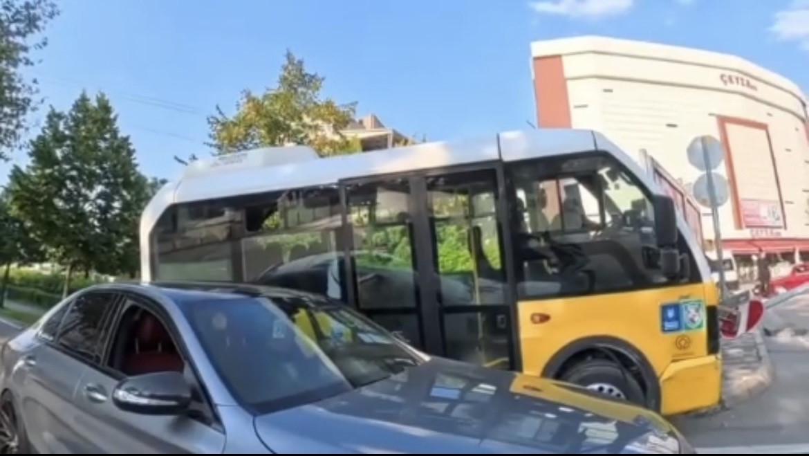 Seyir halindeki halk otobüsü direğe çarptı: O anlar kamerada