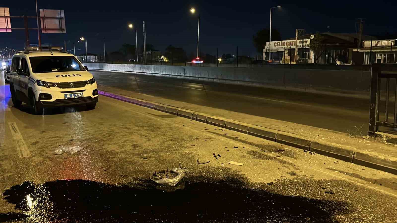 Bursa’da makas atan otomobil refüje çarptı: 17 yaşındaki sürücü hayatını kaybetti