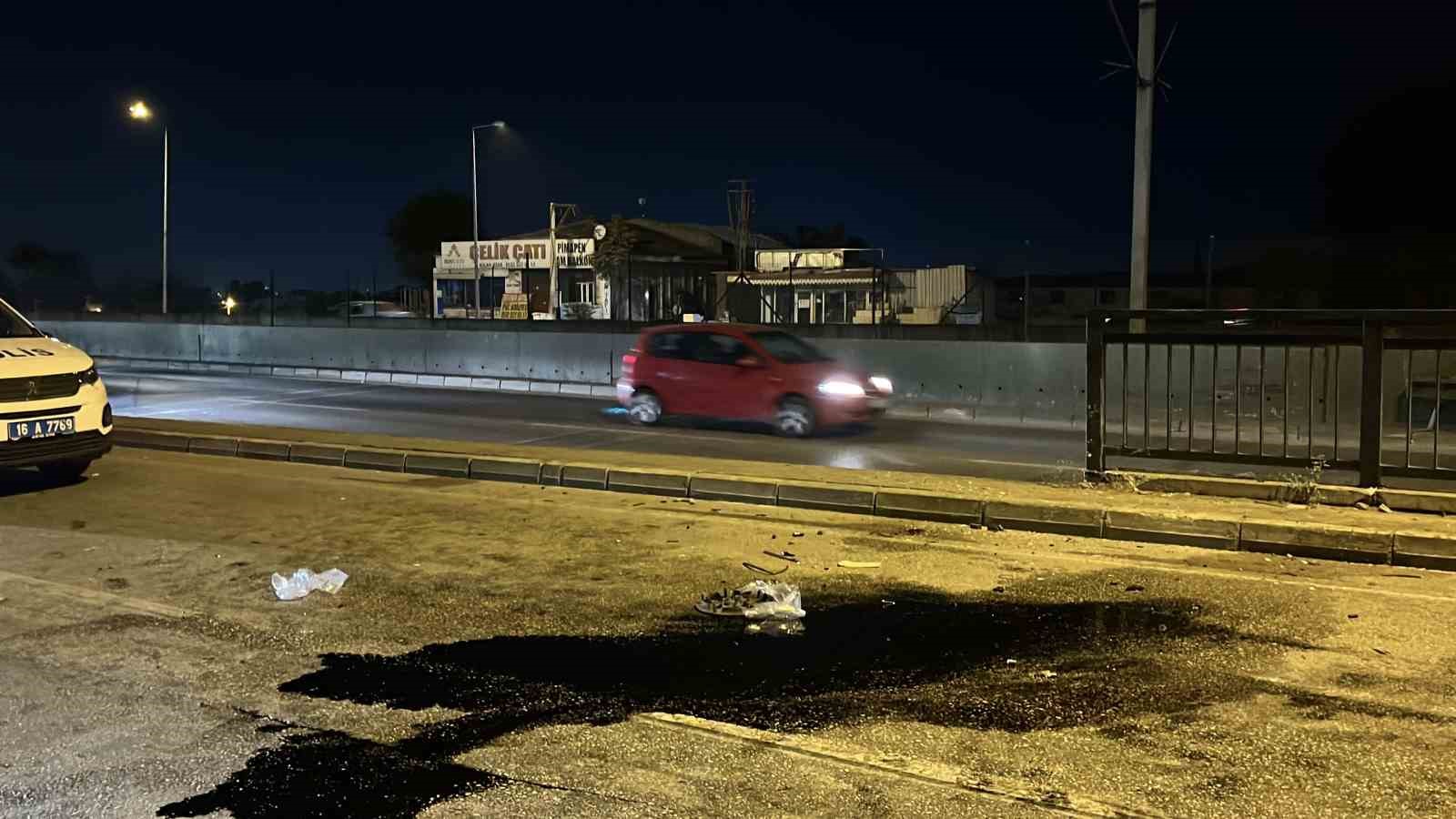 Bursa’da makas atan otomobil refüje çarptı: 17 yaşındaki sürücü hayatını kaybetti