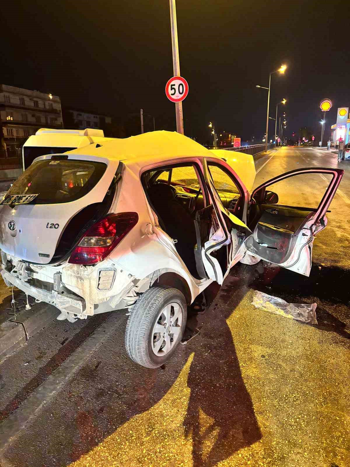 Bursa’da makas atan otomobil refüje çarptı: 17 yaşındaki sürücü hayatını kaybetti