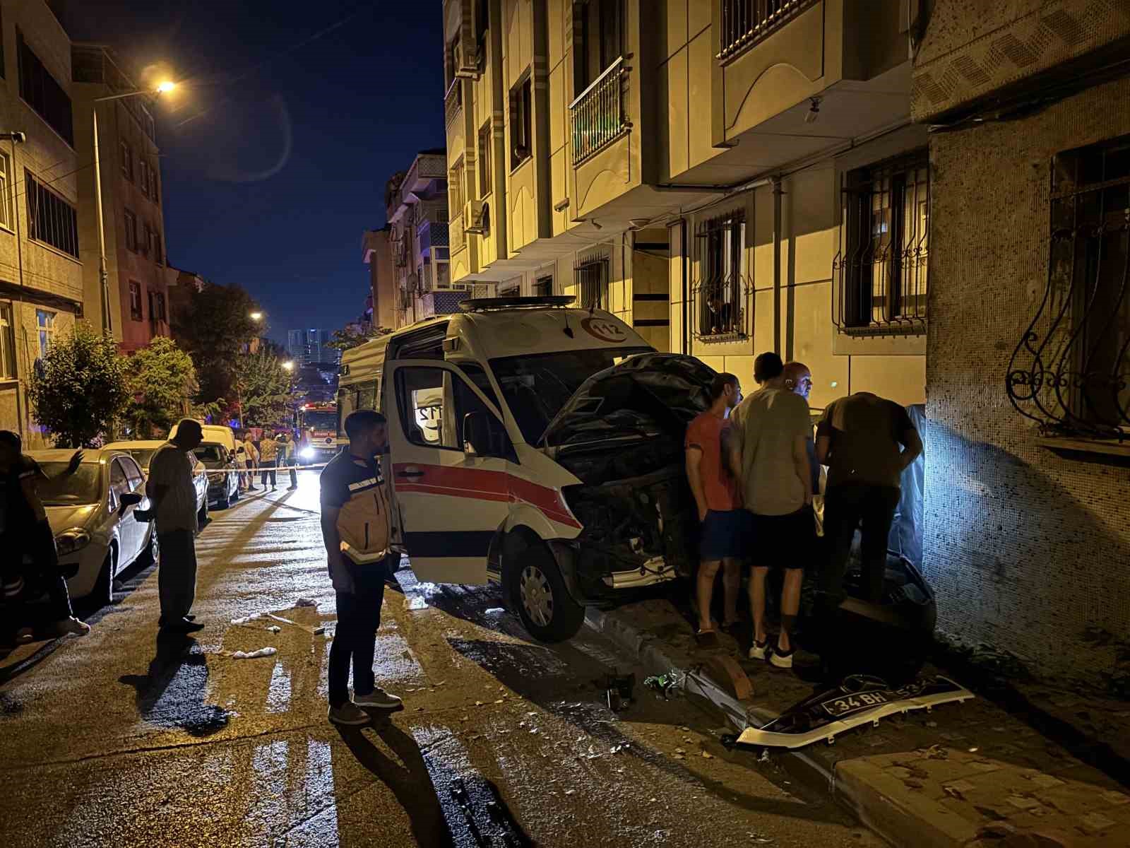 Hasta taşıyan ambulans otomobil ile çarpıştı: 3 kişi yaralandı