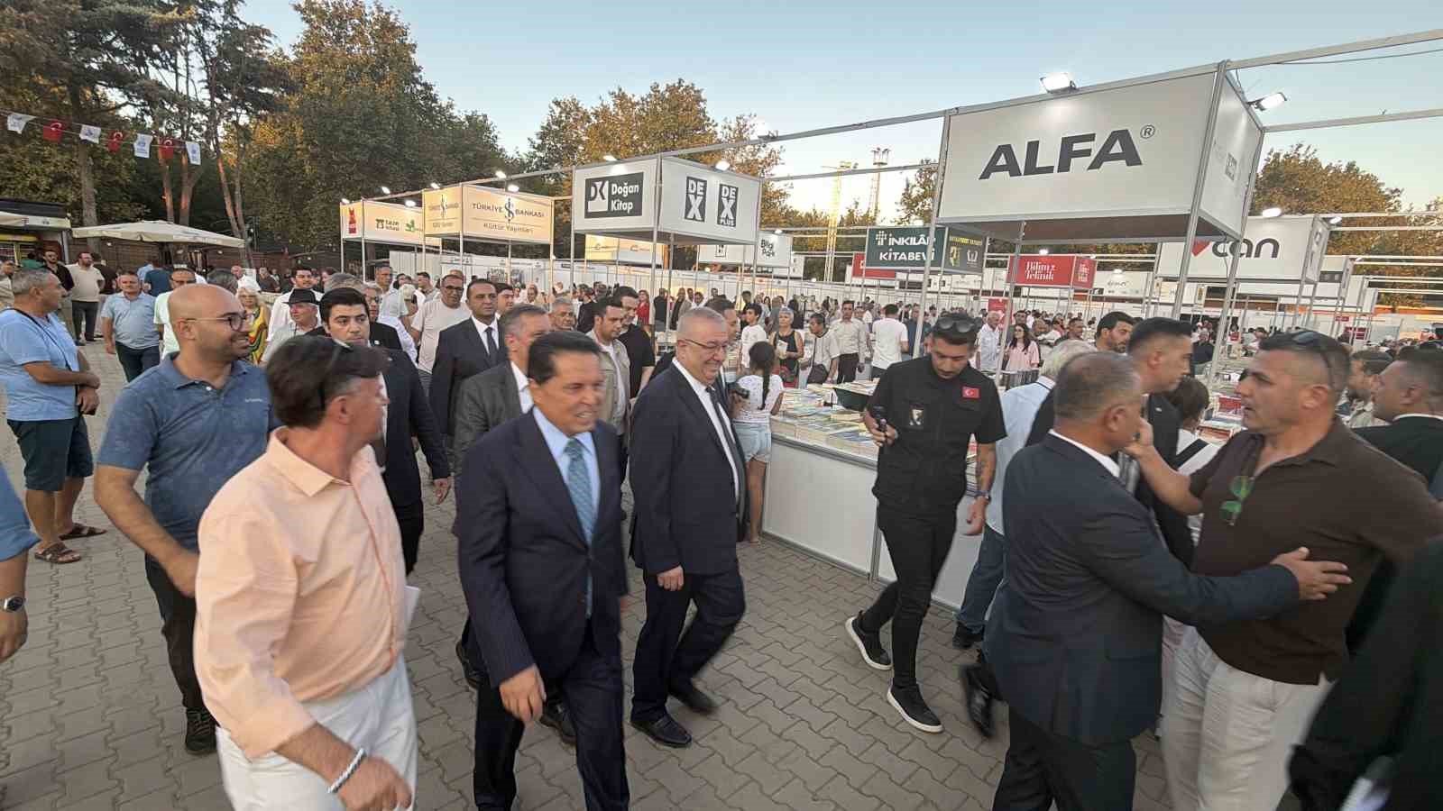 8. Edremit Kitap Fuarı Kitapseverlere kapılarını açtı