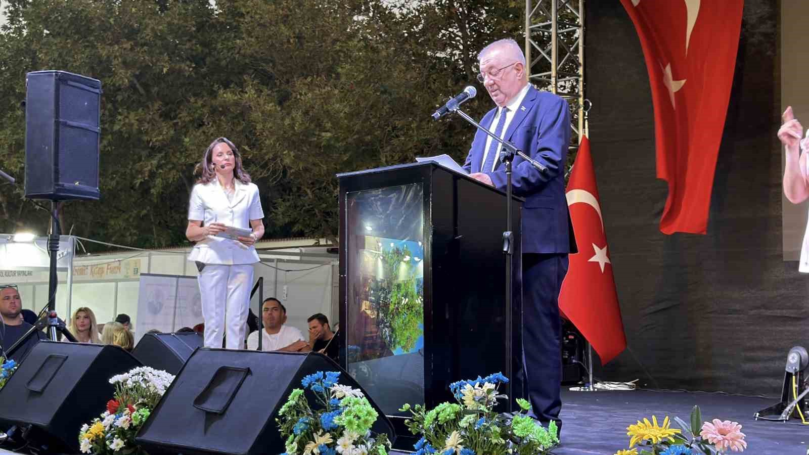 8. Edremit Kitap Fuarı Kitapseverlere kapılarını açtı