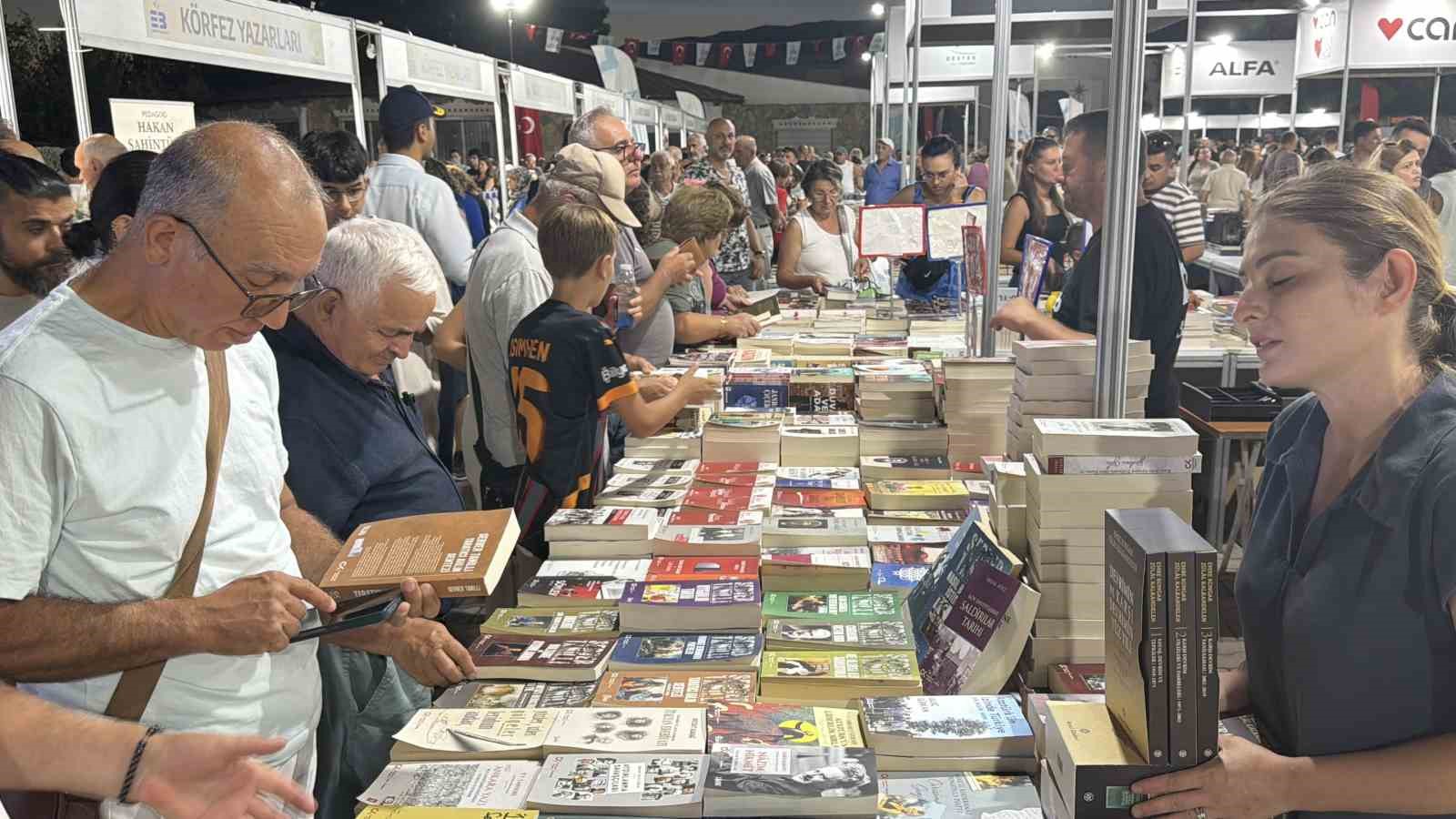 8. Edremit Kitap Fuarı Kitapseverlere kapılarını açtı