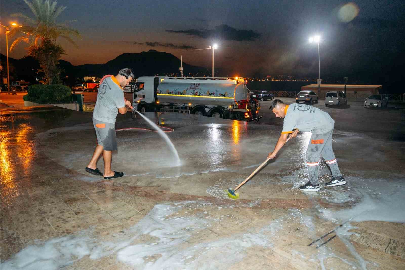 Alanya’nın vitrini gece mesaisinde baştan sona temizlendi