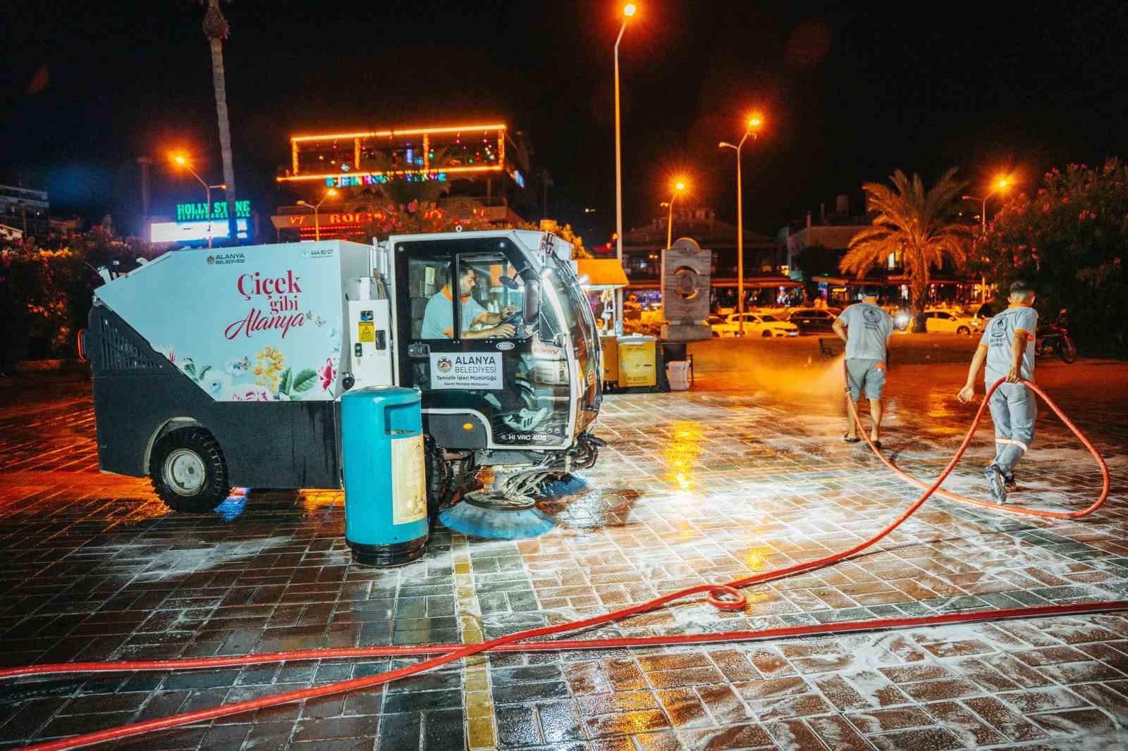 Alanya’nın vitrini gece mesaisinde baştan sona temizlendi