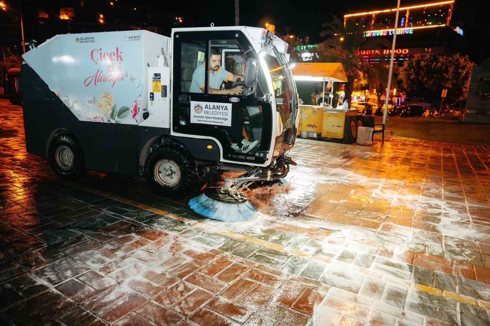 Alanya’nın vitrini gece mesaisinde baştan sona temizlendi