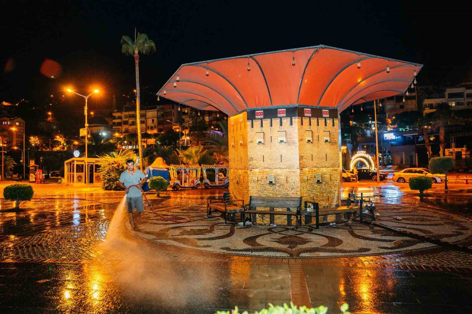 Alanya’nın vitrini gece mesaisinde baştan sona temizlendi