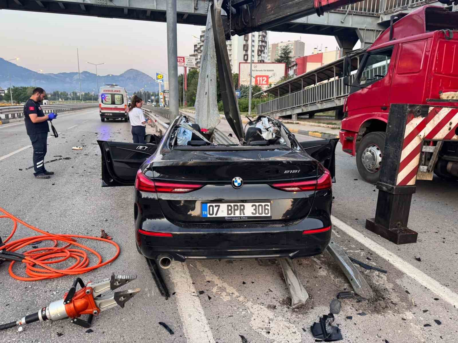 Isparta’da feci kaza: Bariyerlere çarpan otomobilin sürücüsü hayatını kaybetti