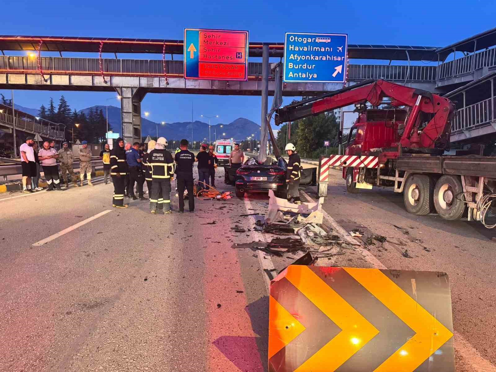 Isparta’da feci kaza: Bariyerlere çarpan otomobilin sürücüsü hayatını kaybetti