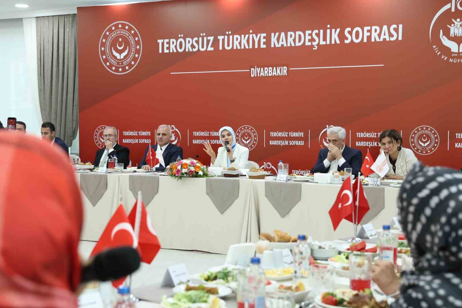 "Terörsüz Türkiye’yi şehit yakınlarımız ve gazilerimizle birlikte inşa ettik"