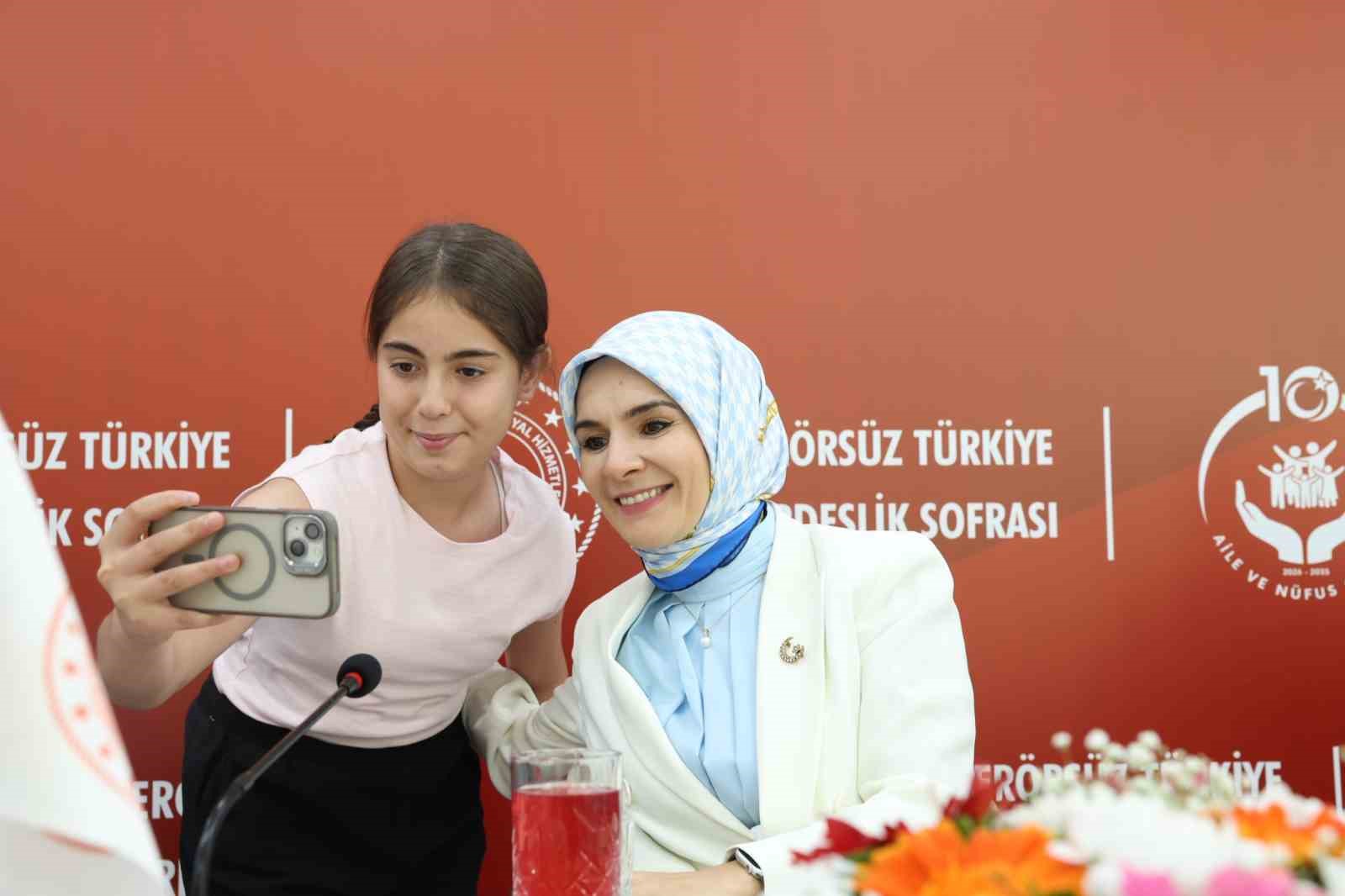 "Terörsüz Türkiye’yi şehit yakınlarımız ve gazilerimizle birlikte inşa ettik"