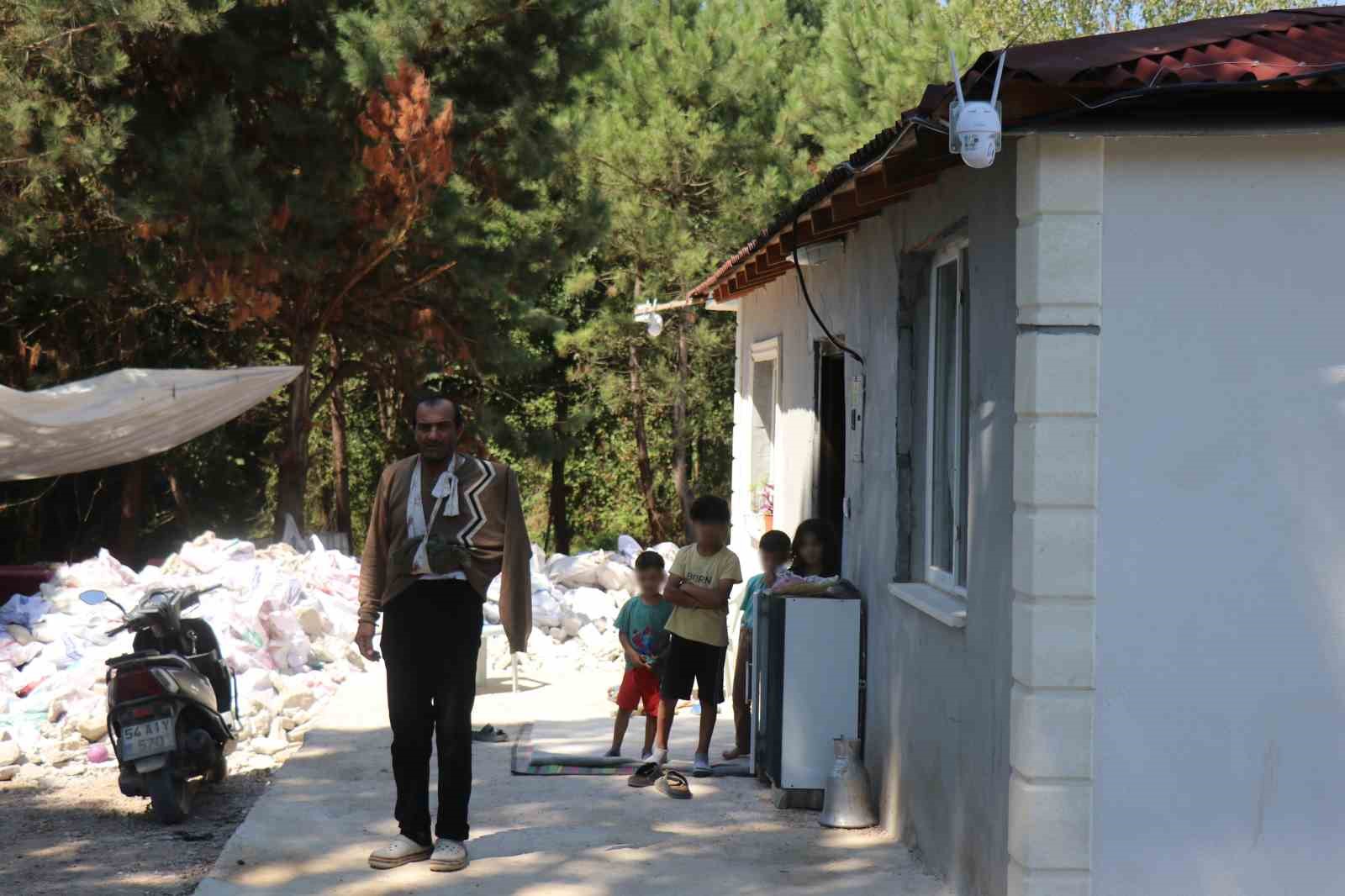 Mahallede ’Gulyabani’ nöbeti: Evleri taşlayıp lazer tutan şahıs mahalleye aylardır uyku uyutmuyor