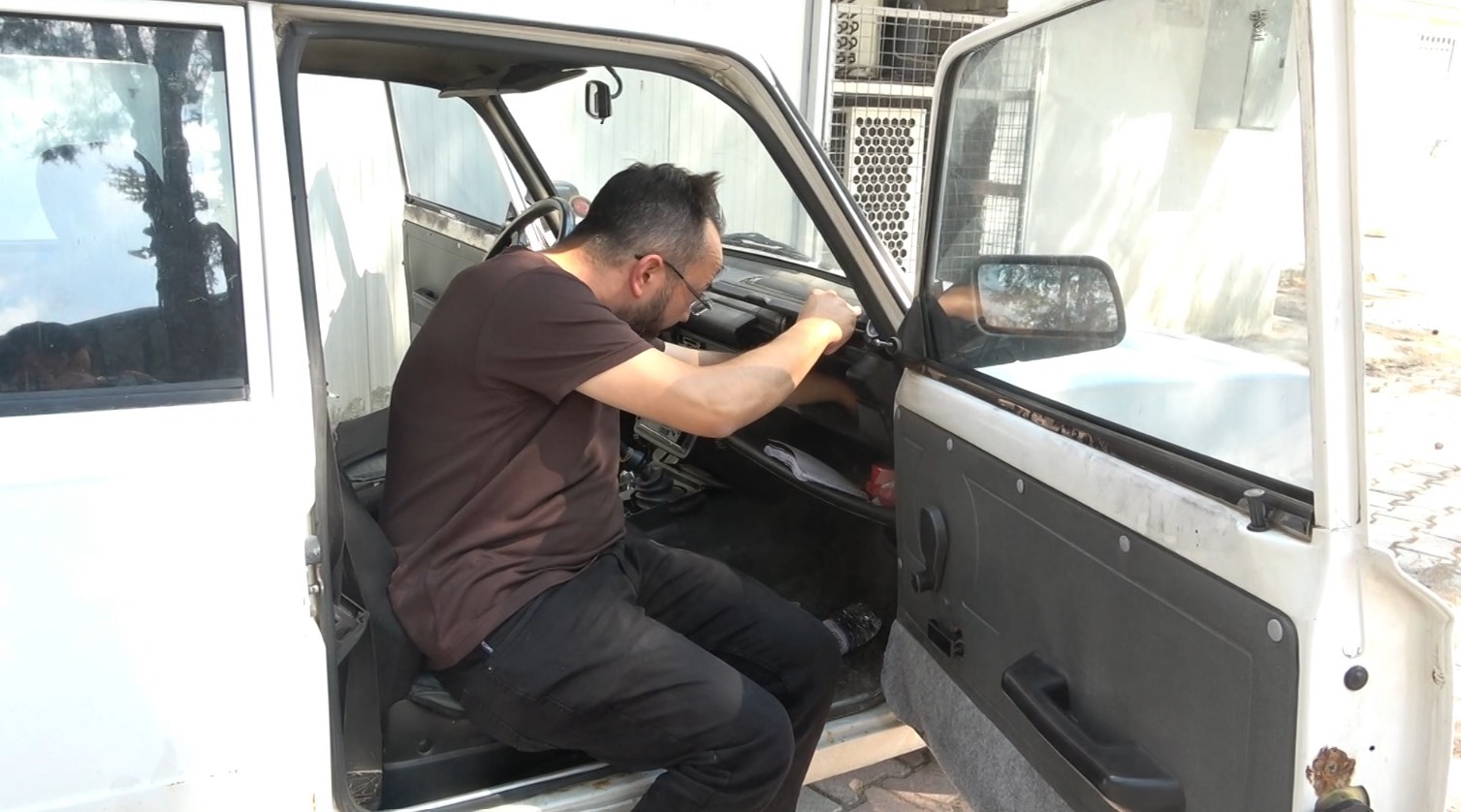 Muhtarın aracındaki kablolar kesildi, koltuğunda bıçak bulundu