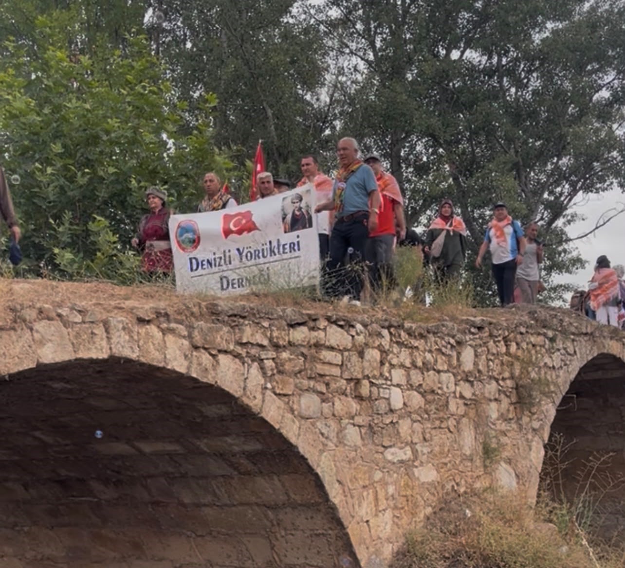 Çal’da geçmiş yeniden canlandı Deve ve atlardan oluşan kervan, asırlık güzergâhta yürüdü