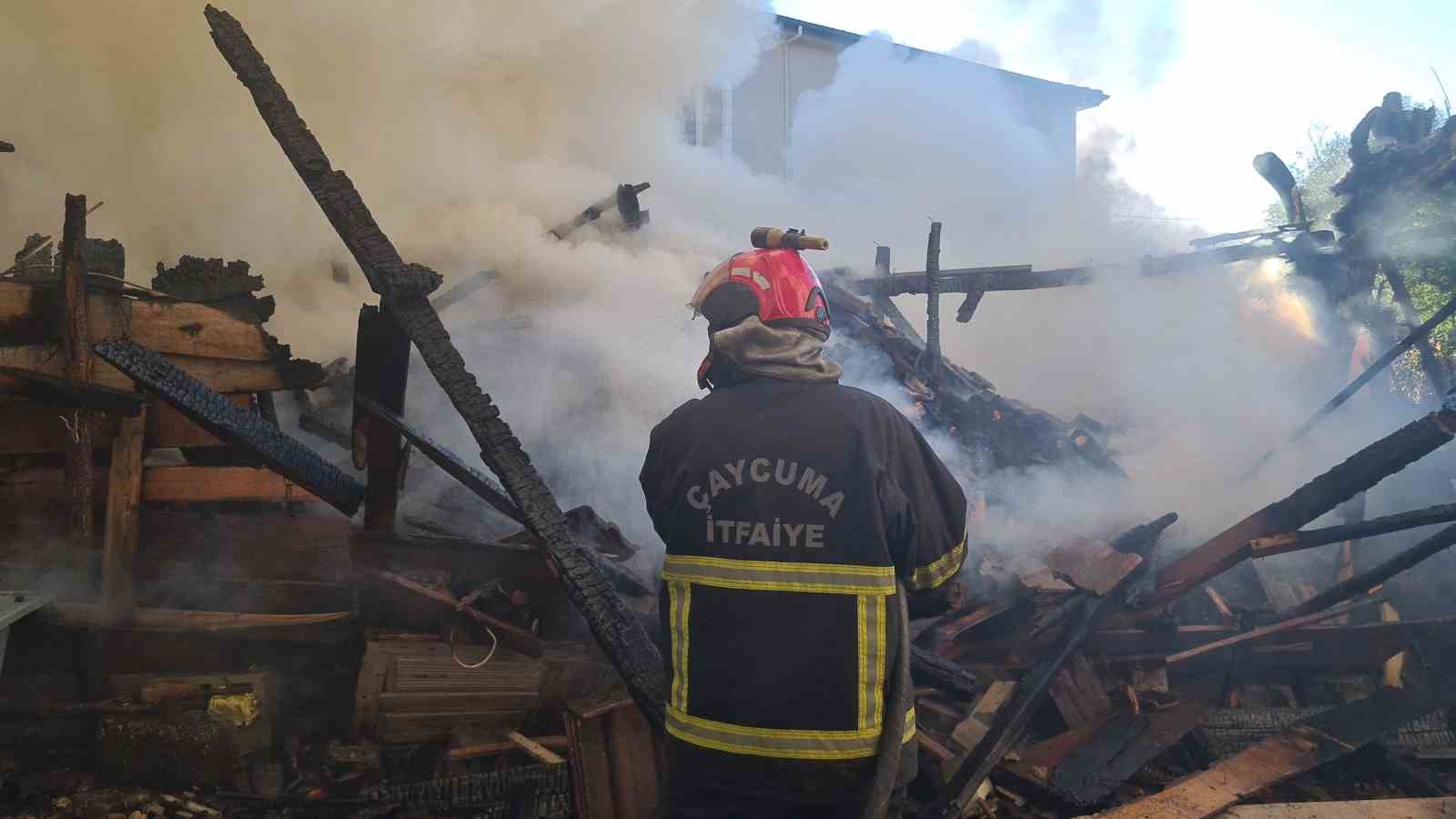 Çaycuma’da odunluk yangınına ilk müdahaleyi jandarma ekipleri yaptı