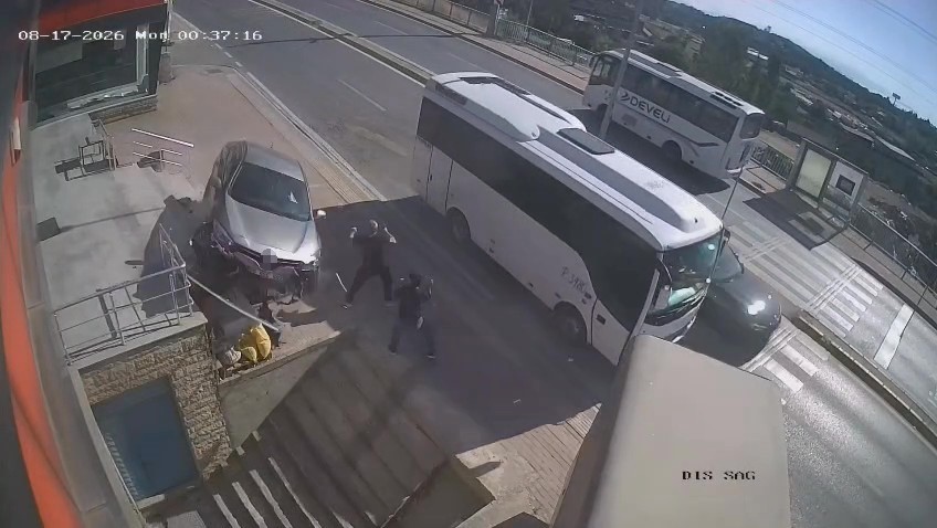 Otomobil merdiven boşluğuna uçtu: 2 kişi ezilmekten saniyelerle kurtuldu
