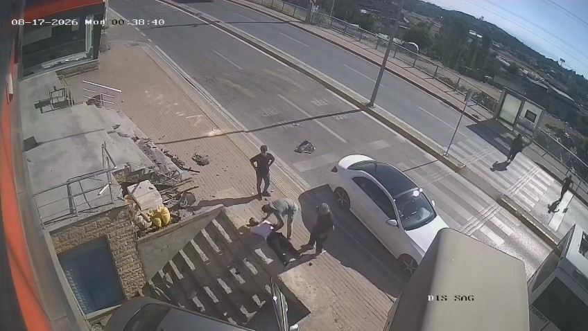 Otomobil merdiven boşluğuna uçtu: 2 kişi ezilmekten saniyelerle kurtuldu
