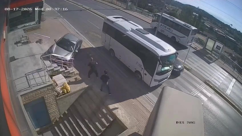 Otomobil merdiven boşluğuna uçtu: 2 kişi ezilmekten saniyelerle kurtuldu