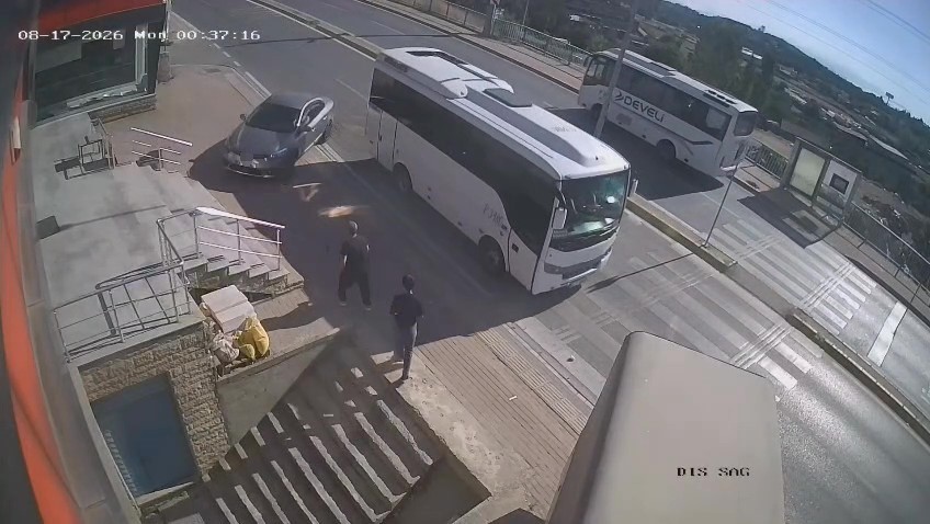 Otomobil merdiven boşluğuna uçtu: 2 kişi ezilmekten saniyelerle kurtuldu