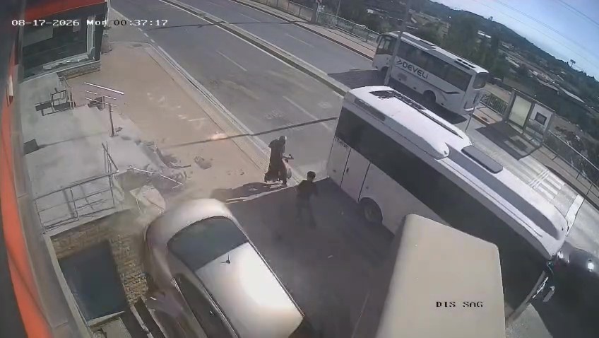 Otomobil merdiven boşluğuna uçtu: 2 kişi ezilmekten saniyelerle kurtuldu