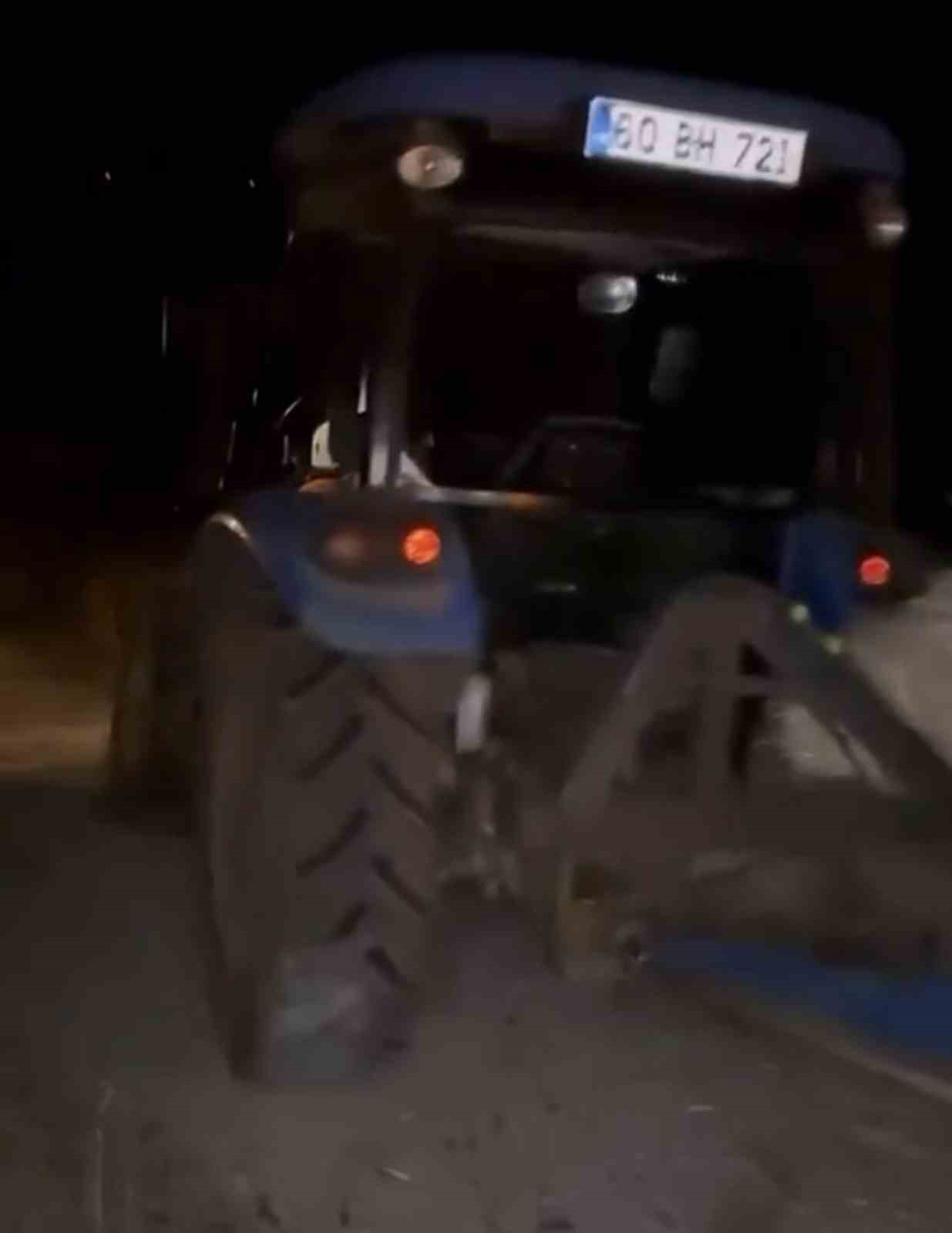 Kazayı fark ettirmek için yola saman balyası koyarken otomobil çarptı: O anlar kamerada