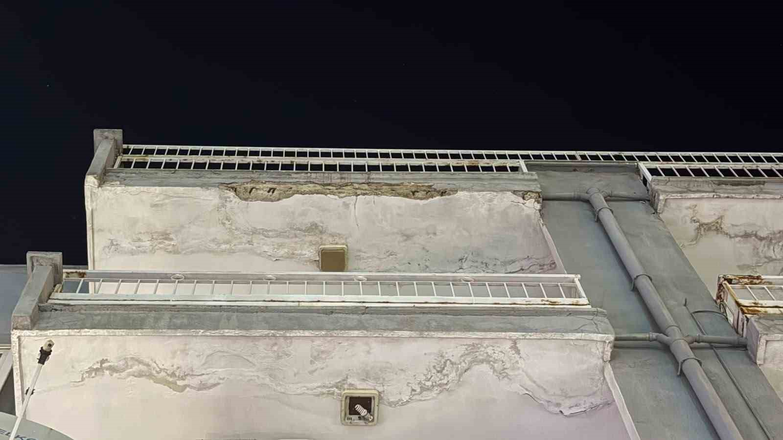 Çatıdan kopan beton parçaları korkuttu